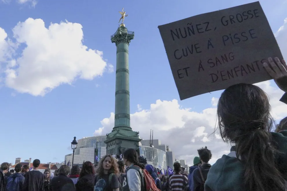Estudiantes franceses protestas por la mejora de la enseñanza en la plaza de la Bastilla, en París. Foto: EFE