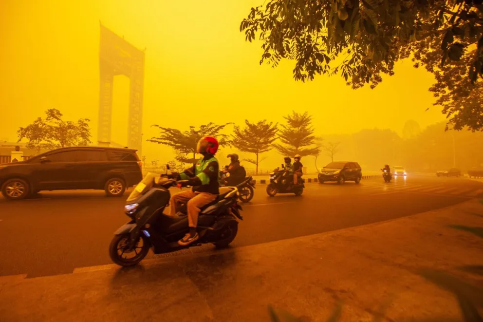 Los automovilistas circulan a través de una espesa neblina procedente de incendios forestales en Palangkaraya, Kalimantan Central, Indonesia, 14 de octubre de 2026. Foto: EFE