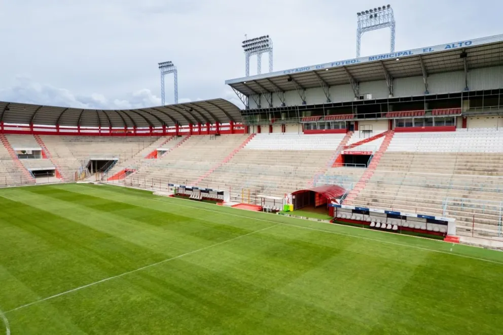 El estadio Municipal de Villa Ingenio que tiene un deterioro en su campo de juego. Foto: CAR