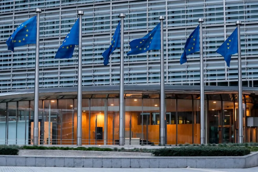 Banderas de la Unión Europea ondean frente al edificio de la Comisión Europea en Bruselas, Bélgica. Foto: EFE