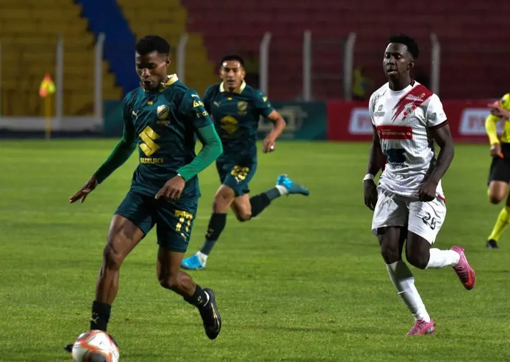 El partido entre Nacional (de blanco) y Bolívar, en diciembre de 2025). Foto: Historia del Fútbol Boliviano.