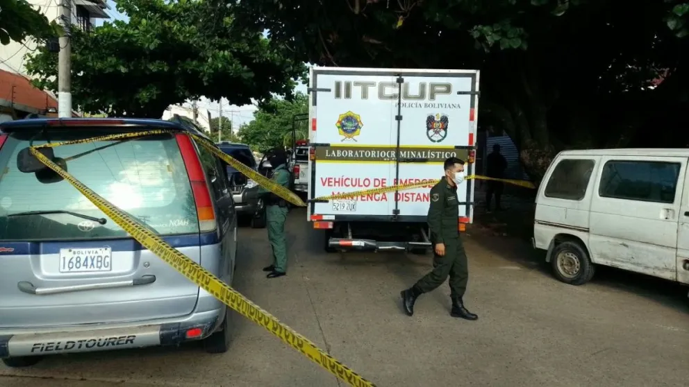 Efectivos policiales en el lugar del hecho donde dispararon contra un hombre en Santa Cruz. Foto: DTV/Facebook