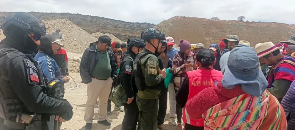 Comunarios de Chipihuayco rechazan que empresa aurífera utilice el agua destinada a su consumo para el lavado del oro. Foto: Red Bolivisión