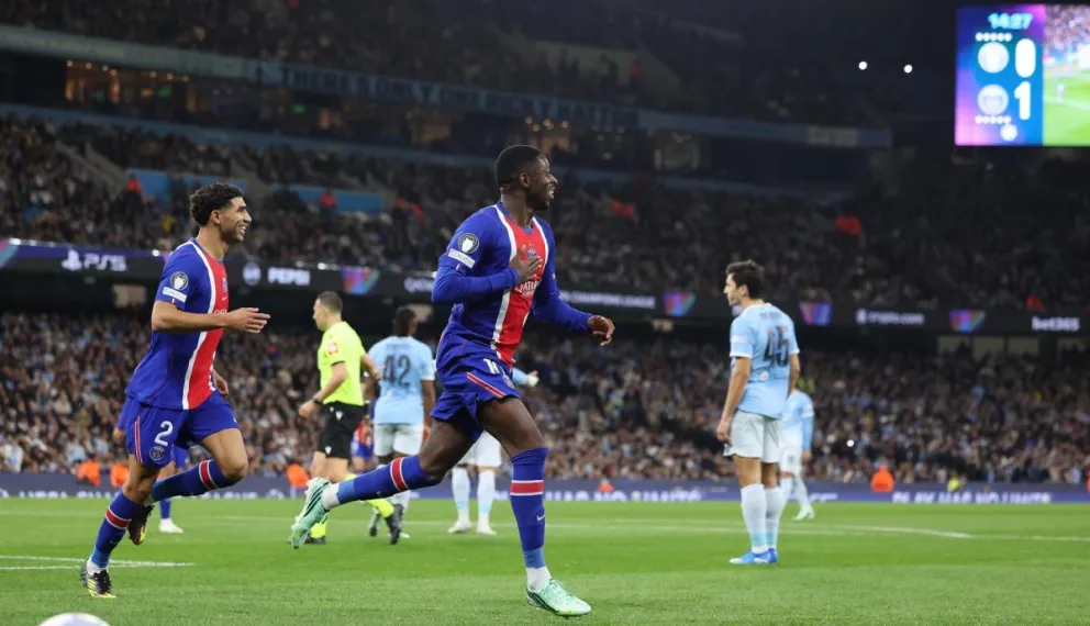 Dembele (centro) celebra su gol para el PSG. Foto: EFE.