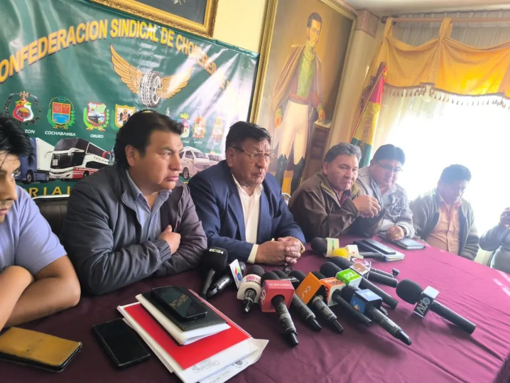 Dirigentes de la Confederación de Choferes de Bolivia, entre ellos su secretario ejecutivo, Lucio Gómez. Foto: Edmundo Morales / Visión 360