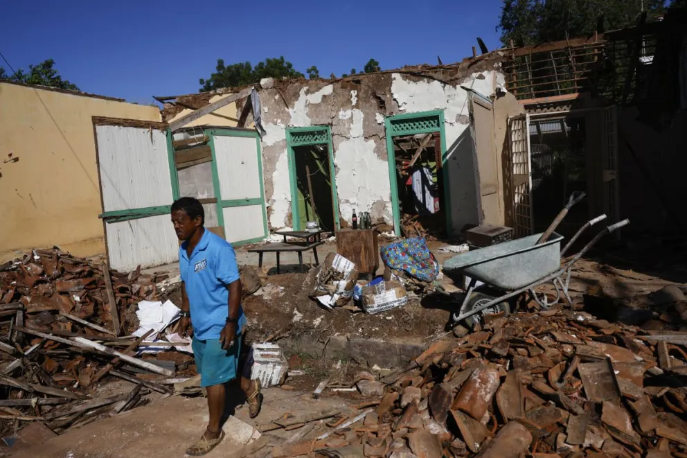 Agustín Pérez camina por el interior de una casa de quincha afectada por el terremoto de magnitud 7,7 del pasado viernes, este miércoles en La Villa de Los Santos (Panamá). EFE