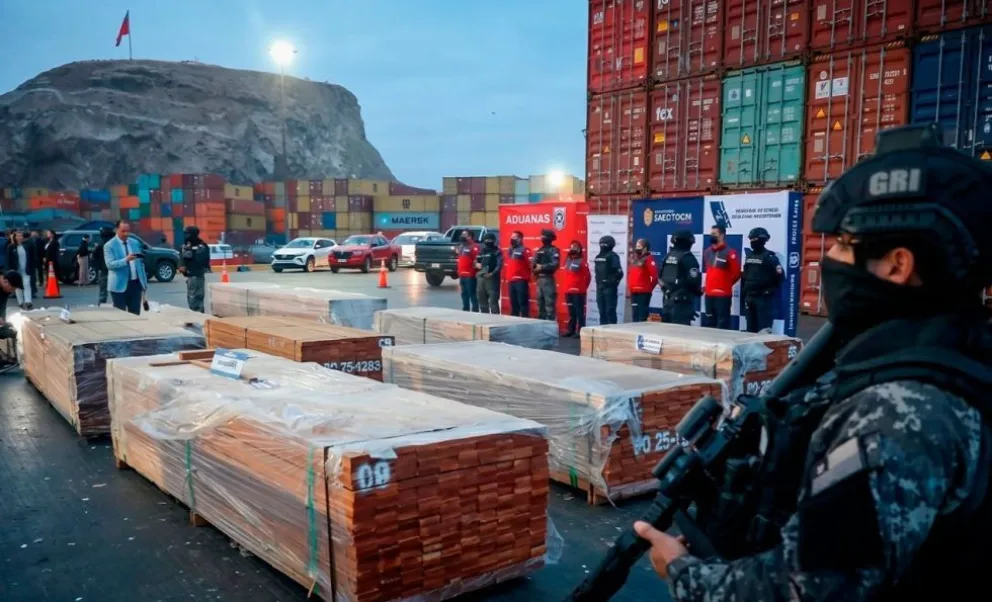 La madera incautada en el puerto de Arica, Chile. Foto EFE