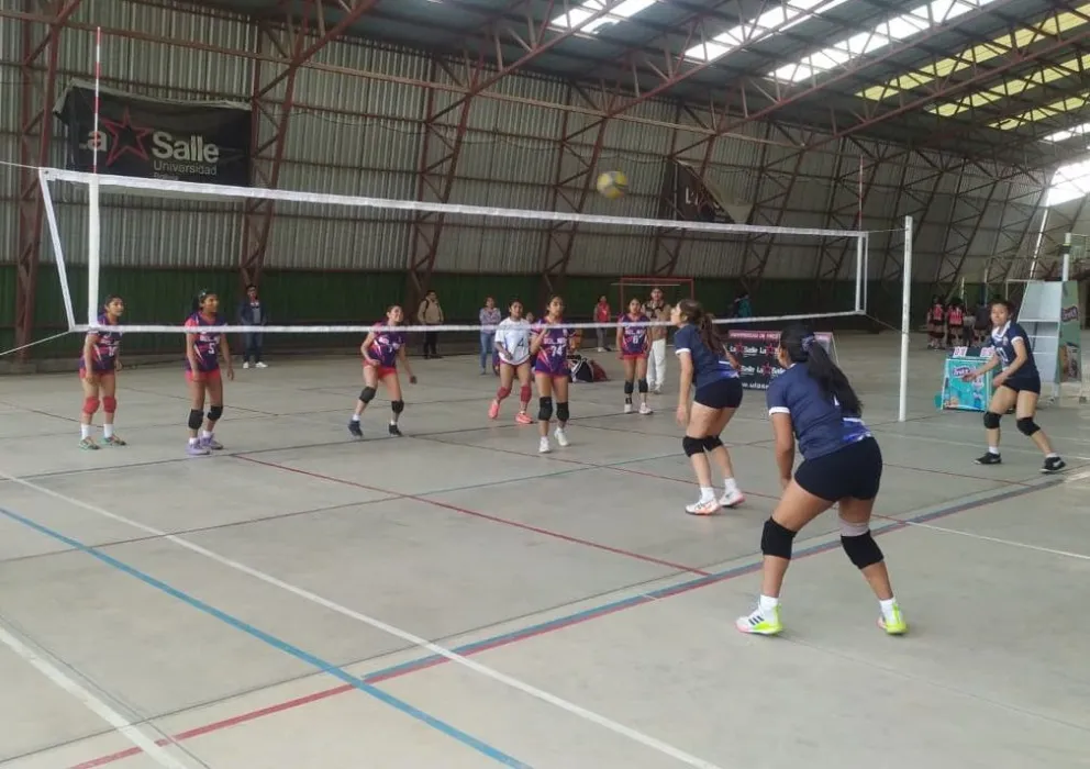 Uno de los encuentros que se jugaron el martes. Foto: Torneo Colegial de Vóley.