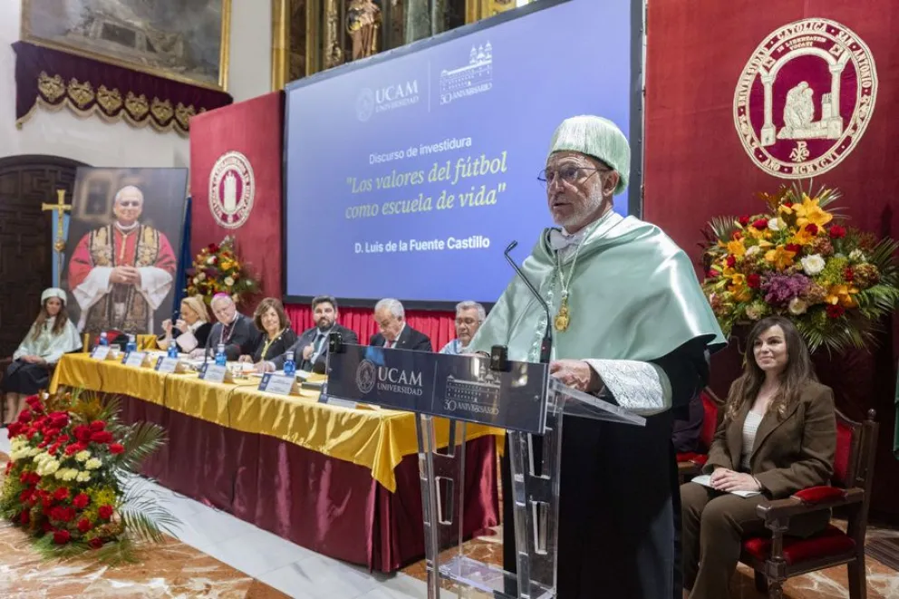 Luis de la Fuente, DT de España, durante su intervención en el acto de investidura como doctor honoris causa. Foto: EFE