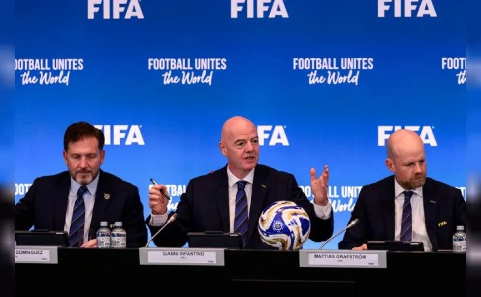 Infantino, al medio, dirige el Consejo de la FIFA que se realiza en Zúrich. Foto: DA