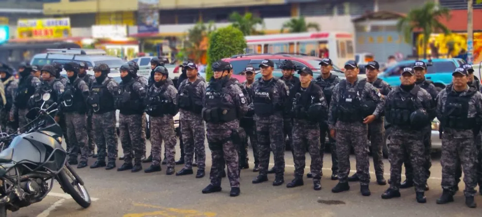 Efectivos realizaron un patrullaje preventivo a gran escala en diferentes zonas rojas del centro de la urbe cruceña, la pasada semana. Foto: Policía  