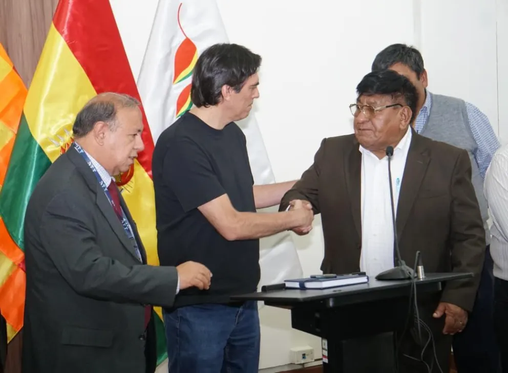 El ministro Zamora y el dirigente Gómez. Foto: APG 