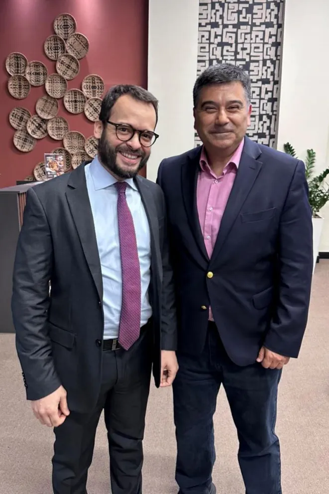 El cónsul general de Chile en Caracas, Felipe Orellana (d), posando junto al director general consular de Venezuela, Marcos Magallanes. Foto: EFE 