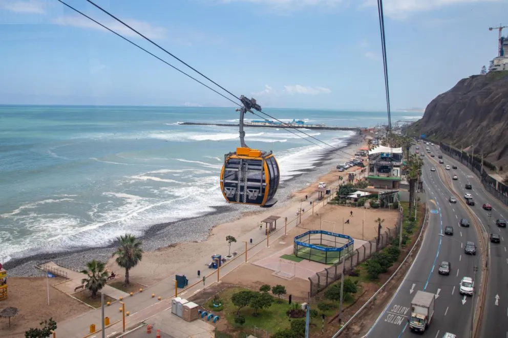Una cabina del teleférico Vaivén Miraflores en Lima (Perú). Foto: EFE