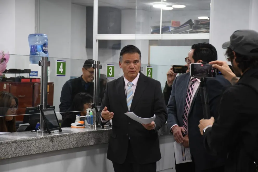  El ministro de Defensa, Ernesto Justiniano, presenta la querella ante la Fiscalía. Foto: APG