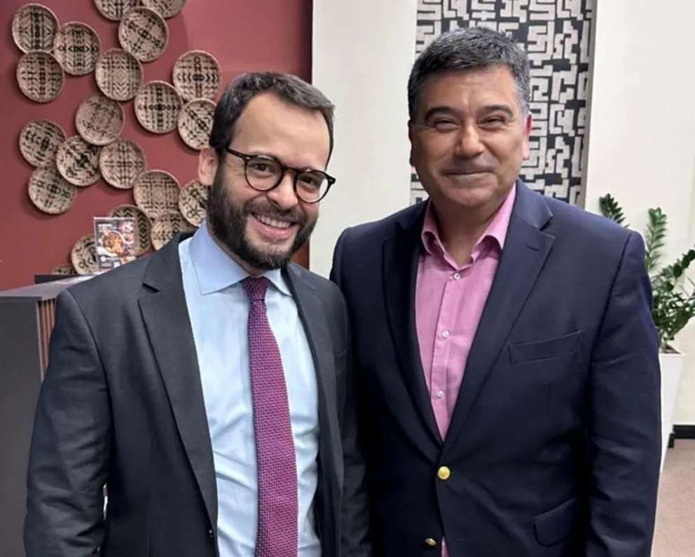 El cónsul general de Chile en Caracas, Felipe Orellana (d), posando junto al director general consular de Venezuela, Marcos Magallanes. Foto: EFE 