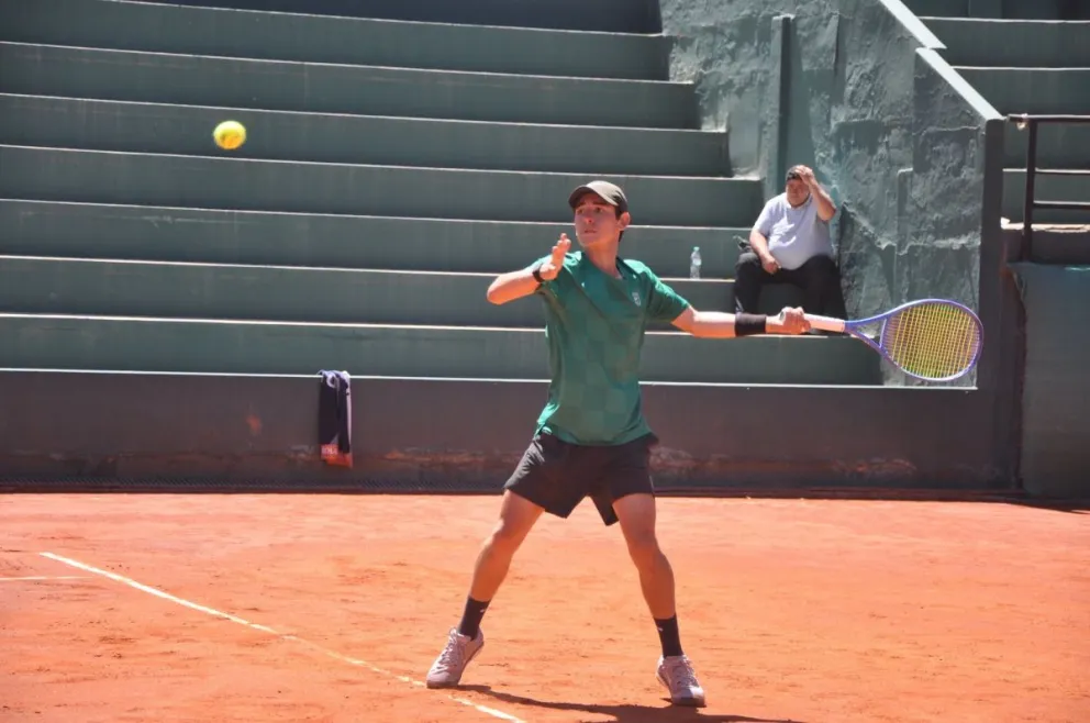 Solis golpea la pelota en su encuentro. Foto: CTLP.