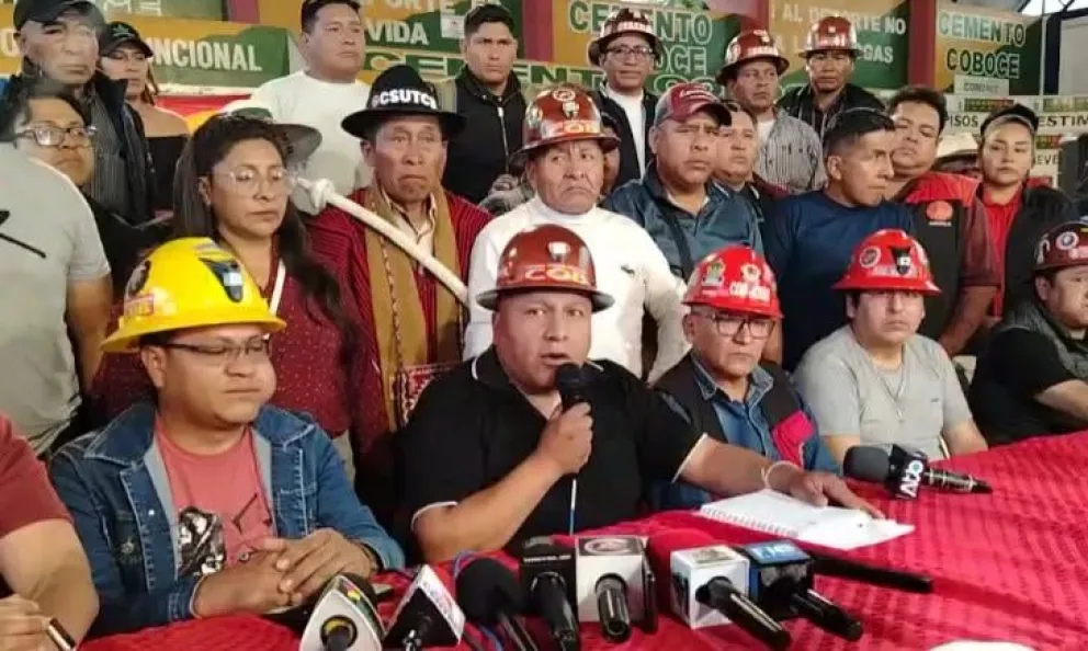 Tras el ampliado en Cochabamba, dirigentes de la COB, entre ellos Mario Argollo, ofrecen una conferencia de prensa. Foto: Voz TV