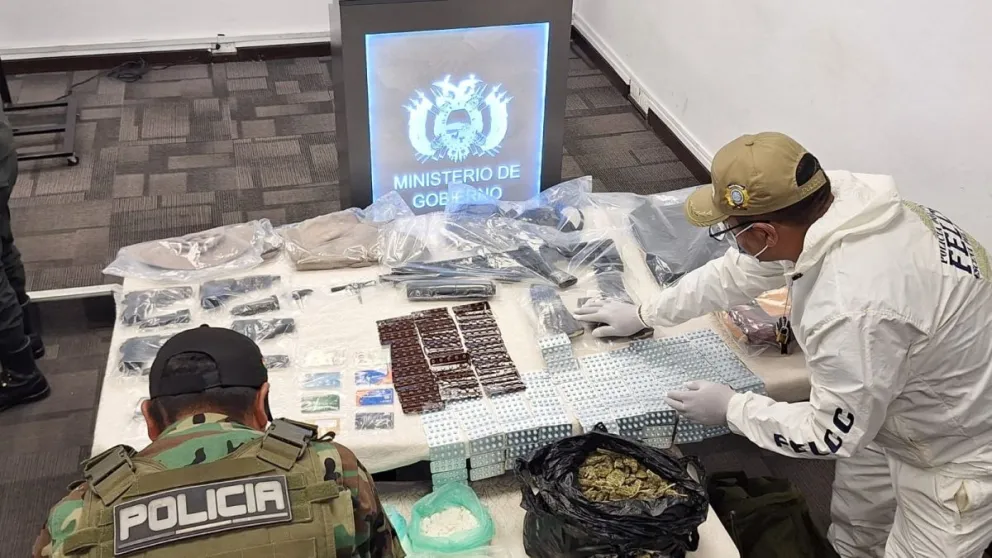 Armas, municiones y sustancias ilícitas fueron encontradas en el domicilio donde fue aprehendido el cabecilla de la banda que atracó a una persona en El Alto. Foto: Edmundo Morales.