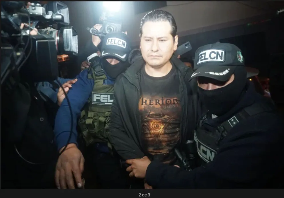 El exfiscal Carlos Torres es trasladado por efectivos de la Policía Boliviana. Foto: APG