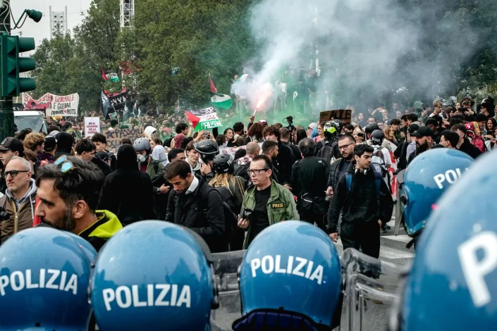 Policías vigilan durante una protesta contra el cambio climático como parte del grupo 'Fridays for Future', junto a estudiantes que protestan por el deterioro de sus escuelas, en Turín, Italia, 16 de octubre de 2026. (Protestas, Italia). Foto: EFE
