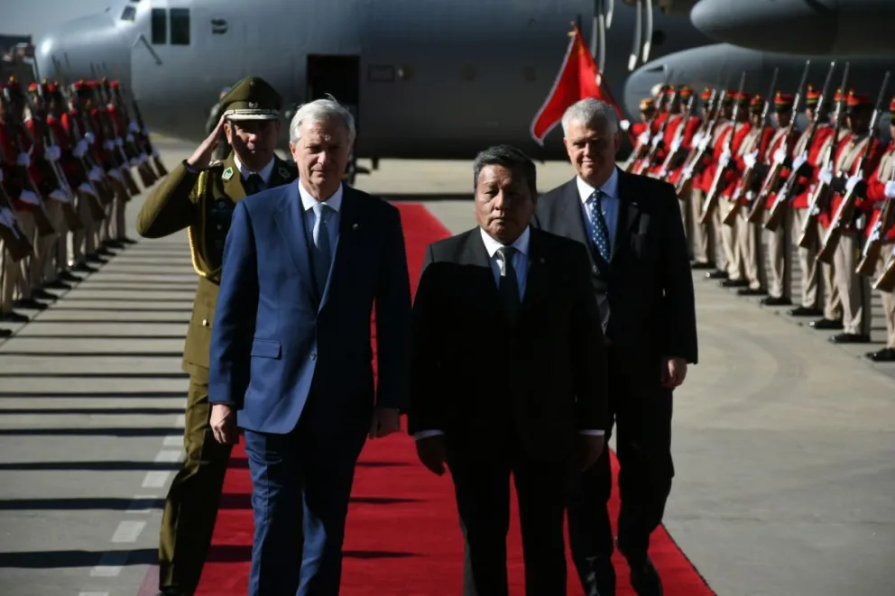 Kast junto al canciller Huanca, en el aeropuerto de El Alto. Foto: APG 
