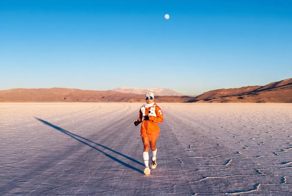 Fernanda Maciel durante su trayecto en el salar de Uyuni. Foto: Red Bull.