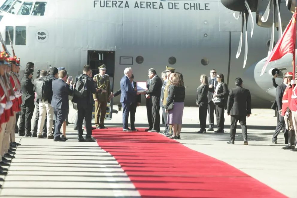 El gobernador Revilla entrega la distinción de Huésped Ilustre al presidente Kast. Foto: Gobernación de La Paz