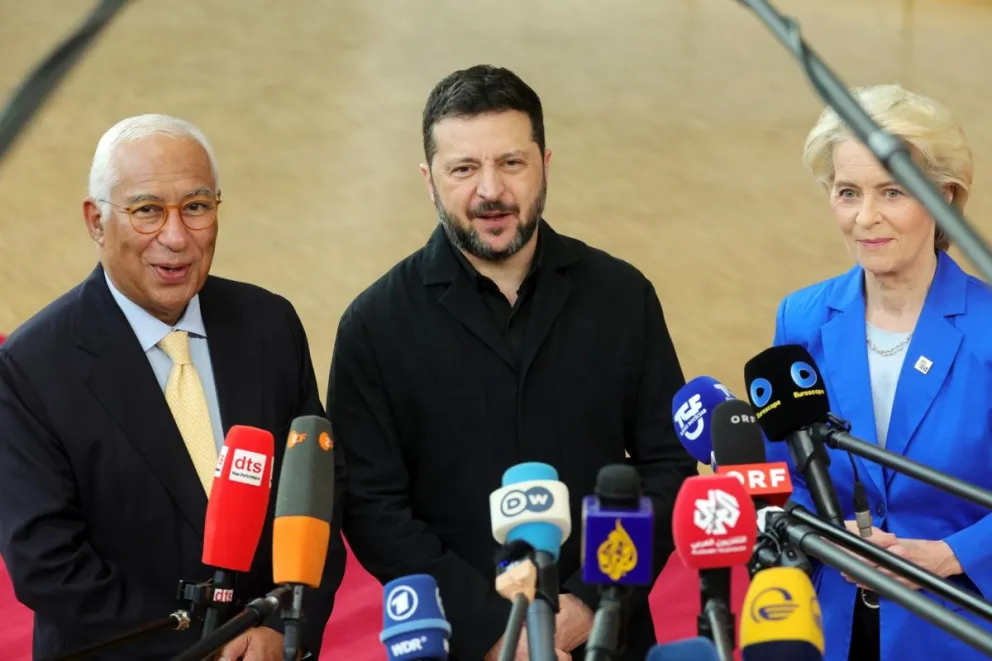 El presidente del Consejo Europeo, António Costa, (i), el mandatario ucraniano, Volodomir Zelenski, y la presidenta de la Comisión Europea, Ursula Von der Layen, atienden a los medios en Bruselas. Foto: EFE