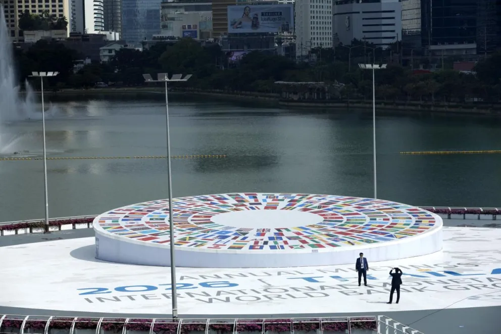 El logotipo de las reuniones del Fondo Monetario Internacional (FMI) y Banco Mundial (BM) en un parque de Bangkok. Foto: EFE/