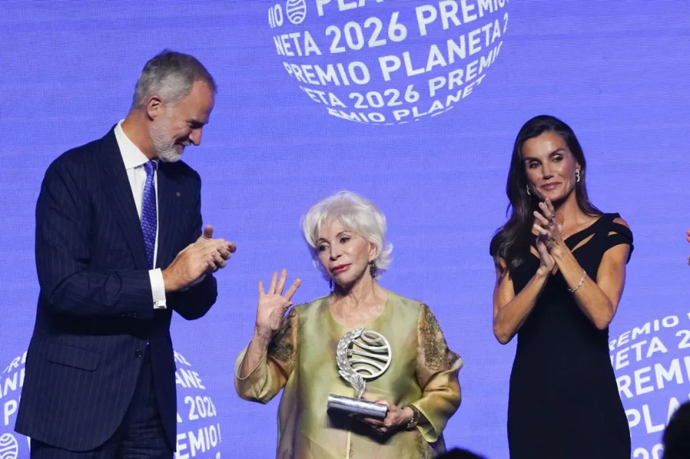 La escritora chilena Isabel Allende (c), acompañada por los reyes de España Felipe (i) y Letizia (d), gana el Premio Planeta 2026 con 'La hora antes del Alba', en la 75 edición del Premio Planeta de novela, esta noche de jueves en Barcelona. Foto: EFE