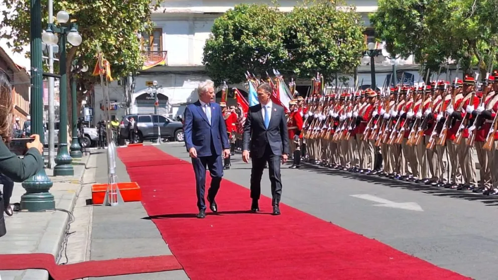 Los presidentes José Antonio Kast y Rodrigo Paz tras el acto protocolar de entonación de los himnos nacionales 
