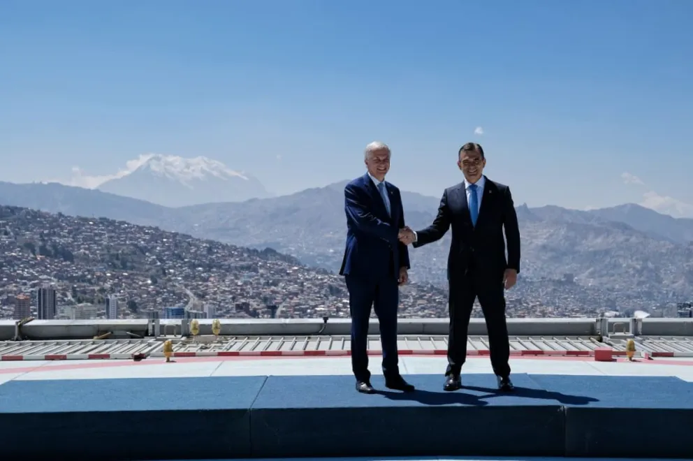 El presidente Rodrigo Paz y su homólogo José Antonio Kast en el helipuerto de la Casa Grande del Pueblo. Foto: Of. del Presidente 