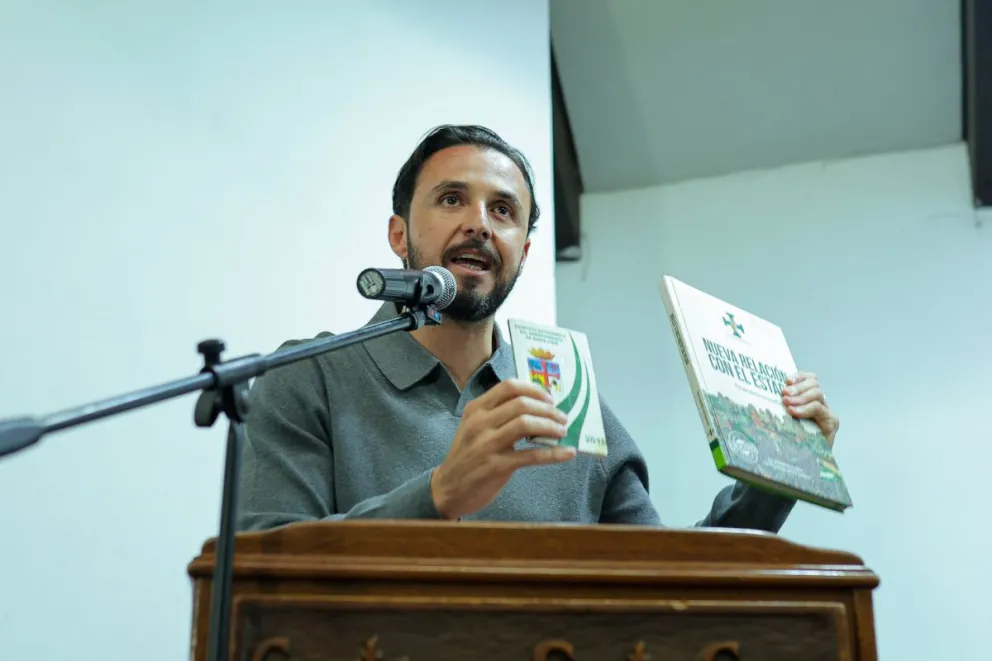 El gobernador Juan Pablo Velasco durante el acto de promulgación de la ley que crea la Defensoría Departamental de las Cruceñas y Cruceños. Foto: Gobernación de Santa Cruz