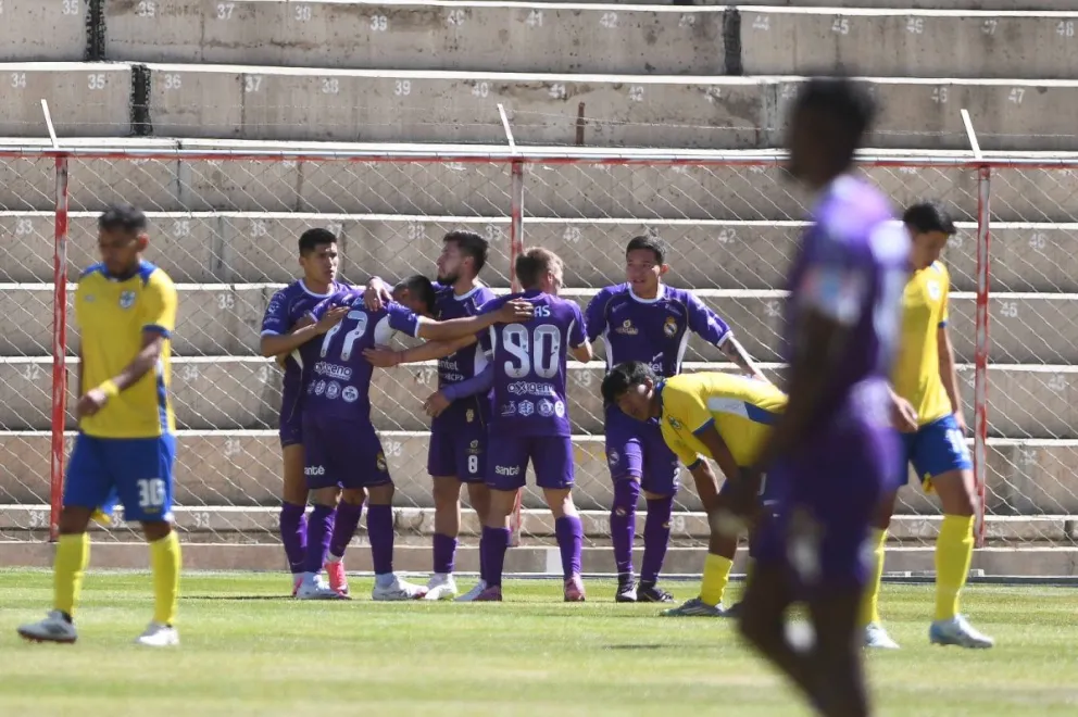 Jugadores de Real Potosí festejan su gol en El Alto. Foto: APG.