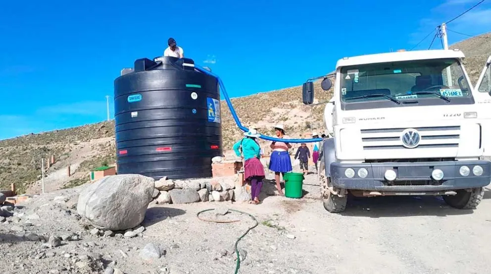 Un carro cisterna carga agua para ser distribuida en los barrios de la capital potosina. Foto: El Potosí