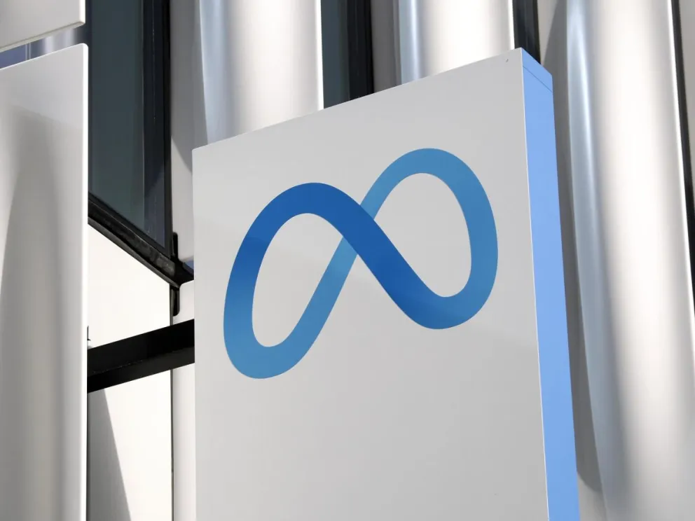 Fotografía de archivo en la que se captó un logo del conglomerado tecnológico Meta, en Burlingame (CA, EE.UU.). EFE