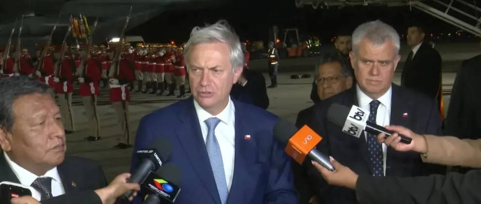 Antes de abordar el avión de la Fuerza Aérea chilena en el Aeropuerto Internacional de El Alto, el presidente de Chile, José Antonio Kast, conversó con los medios. Foto: Red Uno