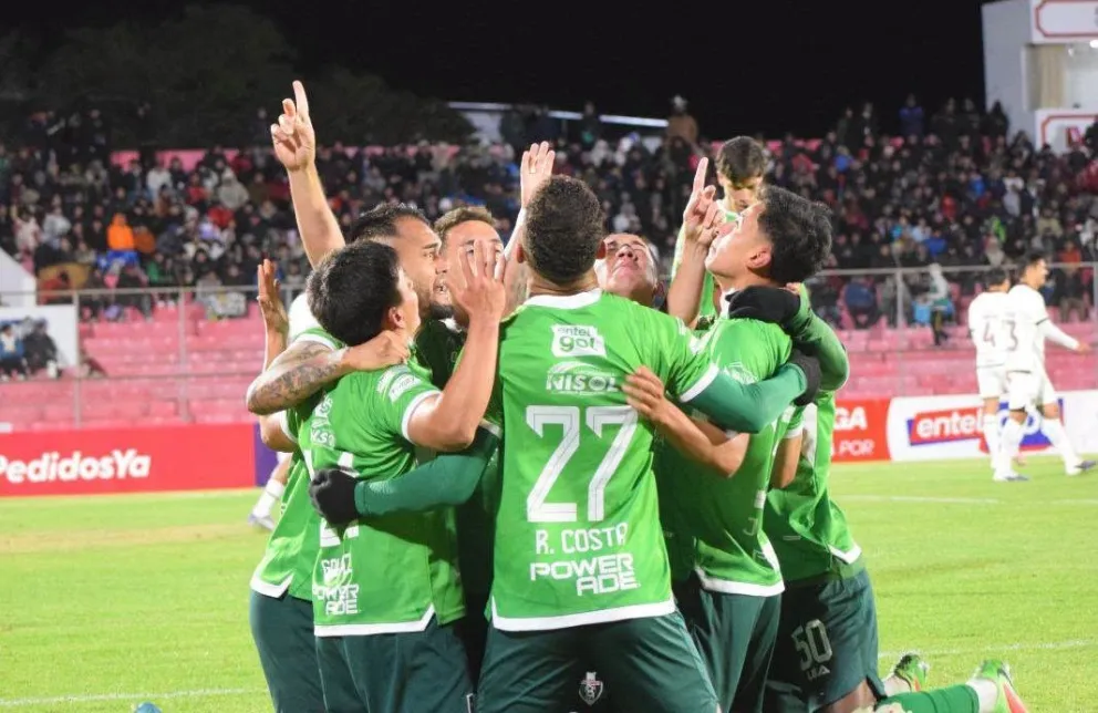 Jugadores del conjunto tarijeño festejan su gol. Foto: Real Tomayapo.