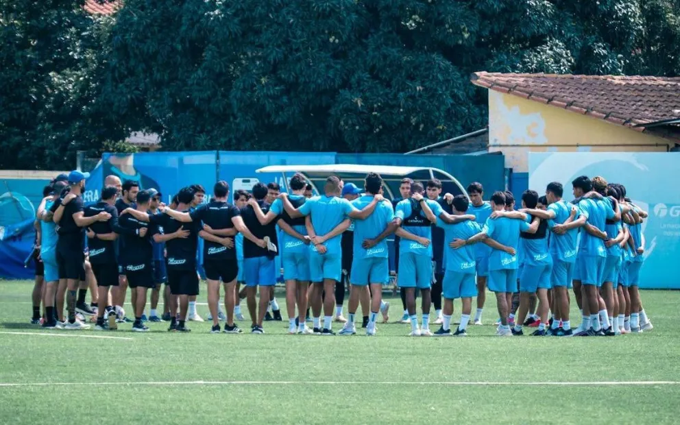 El plantel de Blooming previo a su práctica. Foto: Club Blooming.