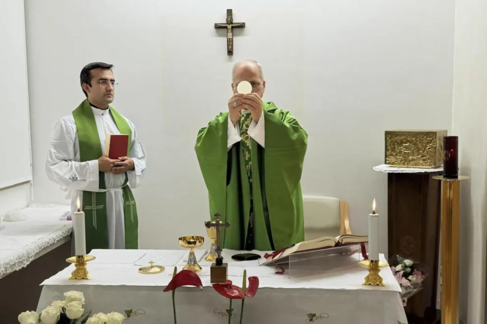 El papa León XIV celebrando misa en la sala habilitada en la décima planta del Policlínico Gemelli de Roma, Italia, el 16 de octubre de 2026. Foto: EFE
