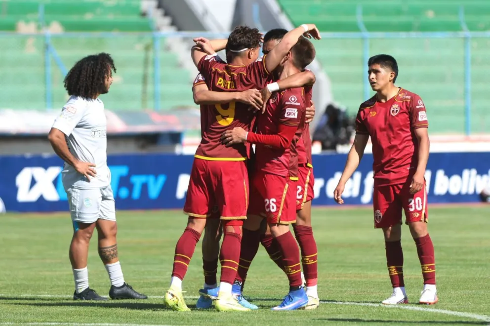 La celebración de los jugadores de Real Oruro luego del gol marcado por Ademar Rivera. Foto: APG