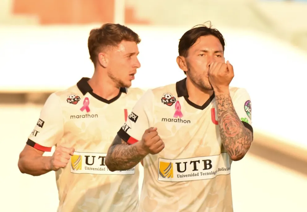 Hernán Rodríguez, a la derecha, celebra el primer gol de Universitario. Foto: APG