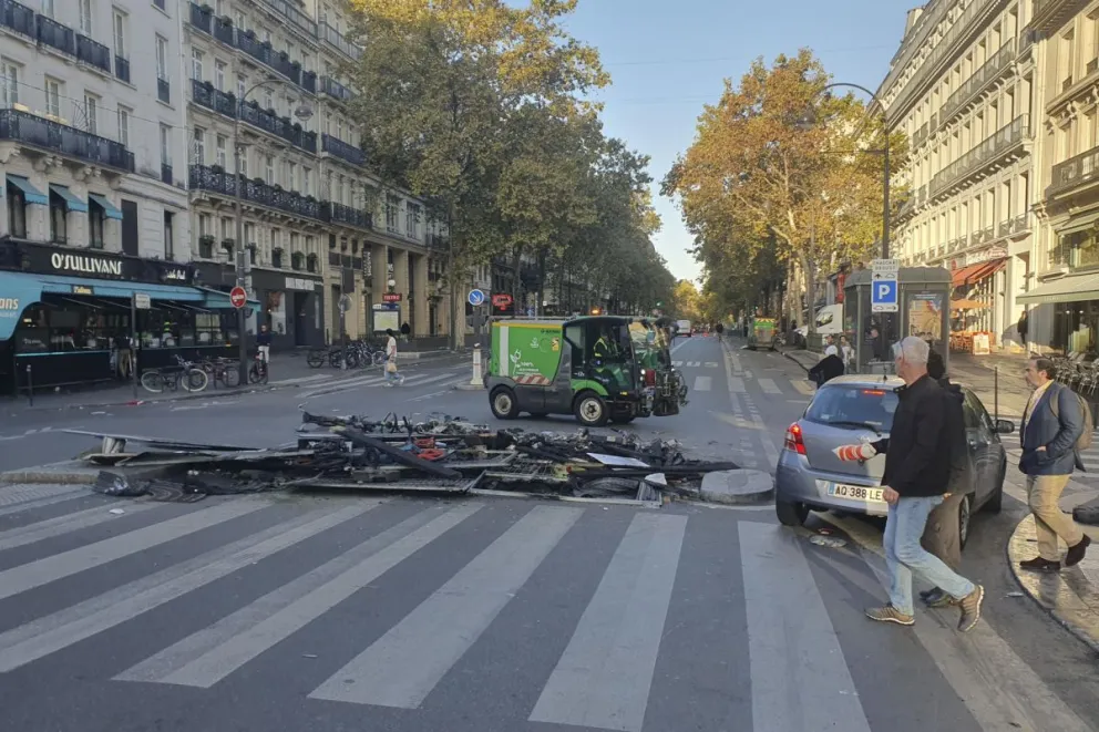 Vista de los destrozos registrados en el centro de París este domingo, debido a las masivas protestas sociales que se organizaron este sábado en Francia. Foto: EFE