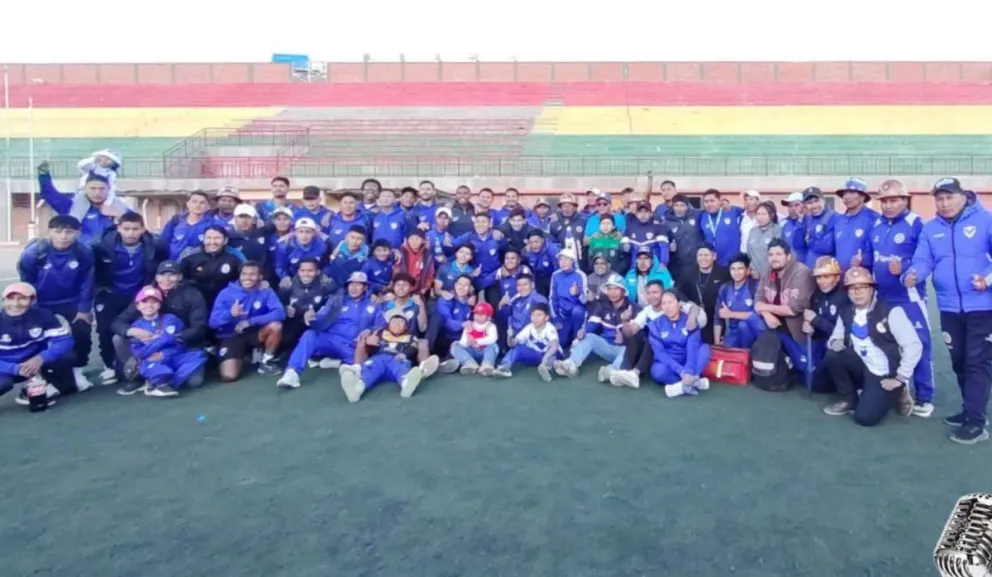 Jugadores, cuerpo técnico, dirigentes e hinchas del club 26 de Febrero celebran la clasificación a cuartos de final. Crédito: Radio Cumbre