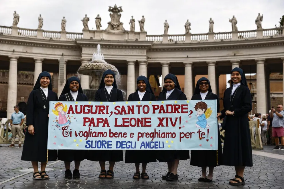 Varias monjas posan con una pancarta con buenos deseos al papa León XIV al reunirse para asistir a la oración del Ángelus dirigida por el pontífice desde la ventana de su despacho con vistas a la Plaza de San Pedro en la Ciudad del Vaticano. Foto: EFE