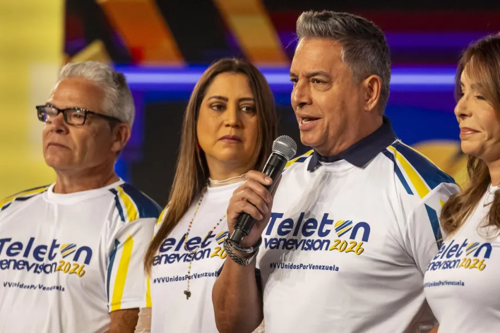 El animador de televisión Daniel Sarcos habla durante la campaña benéfica Teletón 'Unidos por Venezuela' con el fin de recaudar 1.500.000 de dólares para apoyar a los afectados del doble terremoto. Foto: EFE