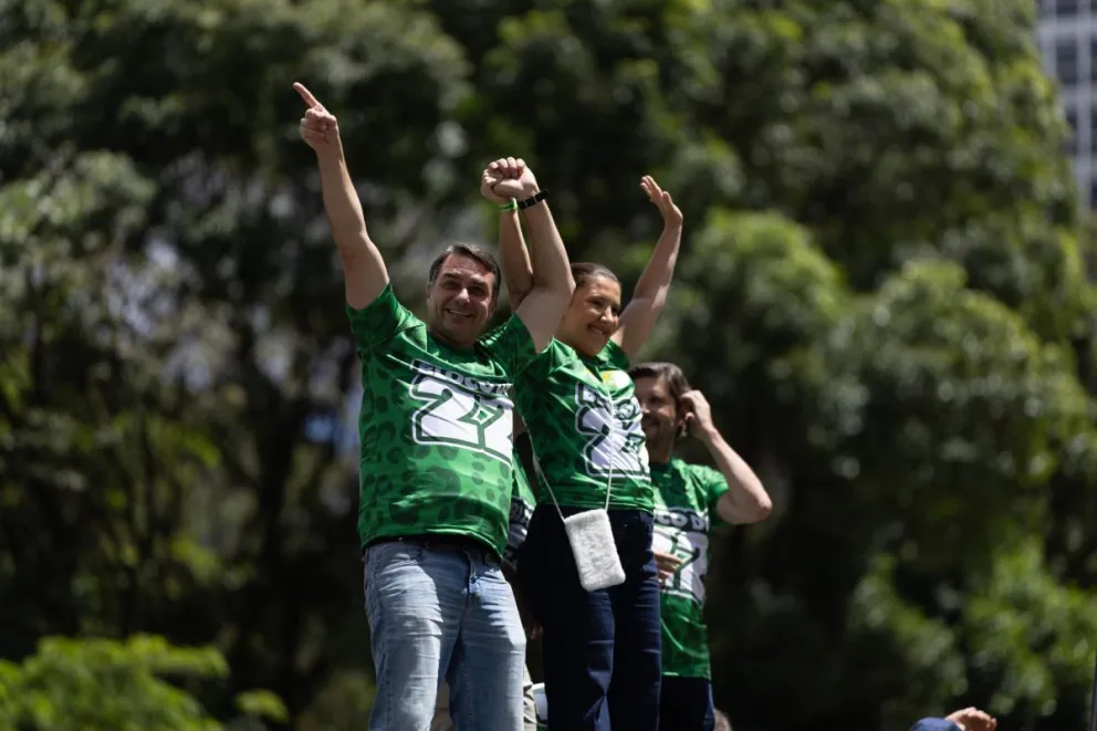 El candidato a la Presidencia de Brasil Flávio Bolsonaro (i) participa durante el acto de campaña 'Bloco do 22' en la avenida Paulista este domingo, en São Paulo (Brasil). Foto: EFE