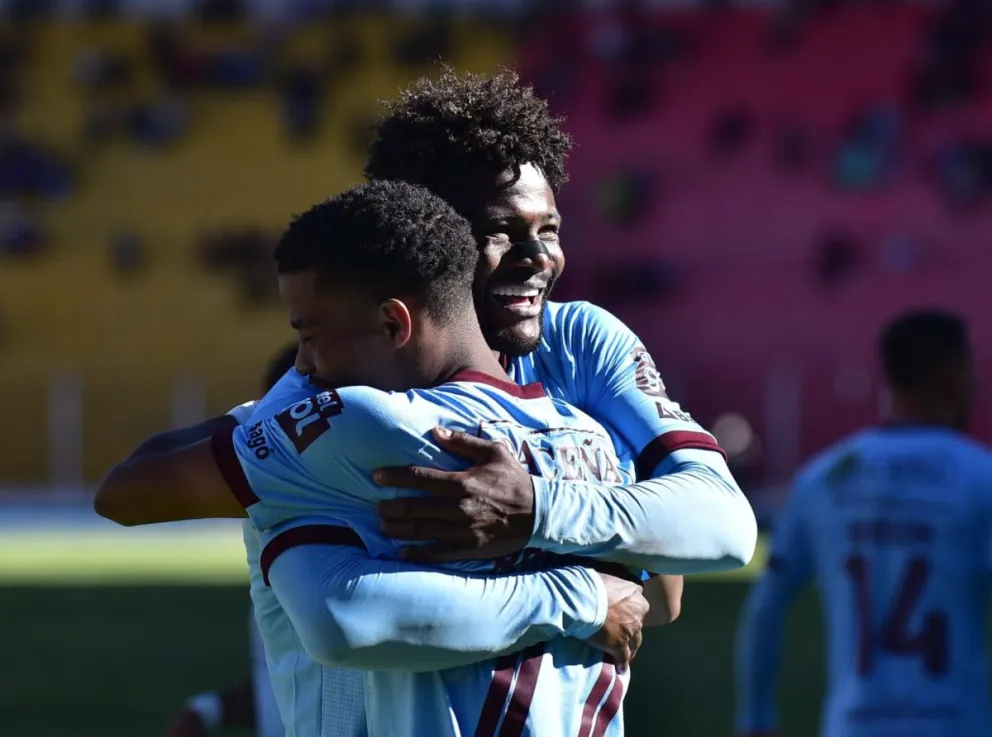 Dorny Romero y Dairon Asprilla festejan el gol de Bolívar. Crédito: APG