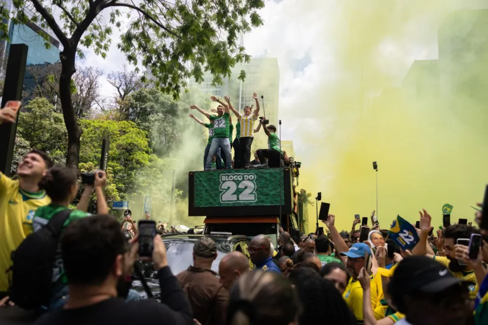 El candidato a la Presidencia de Brasil Flávio Bolsonaro (c-i) participa el acto de campaña 'Bloco do 22' en la avenida Paulista, en São Paulo (Brasil). Foto: EFE